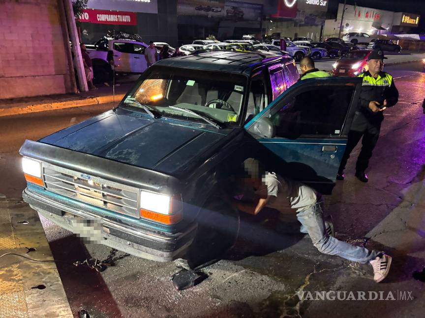 $!La camioneta fue remolcada a un corralón mientras se esperan los pagos por daños y multas.