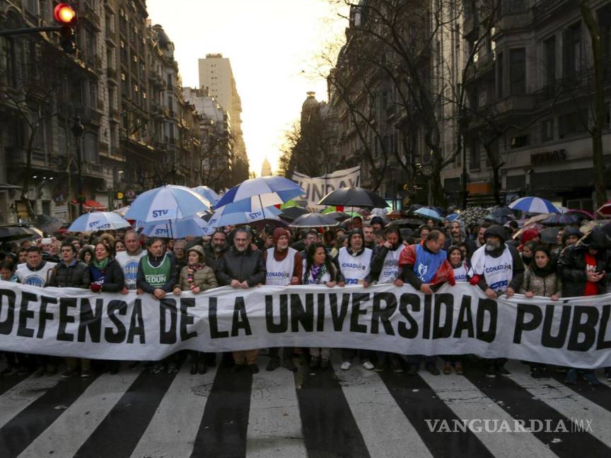 $!‘Ya se veía venir’, es por la política neoliberal; AMLO critica a Milei por recortes a educación en Argentina