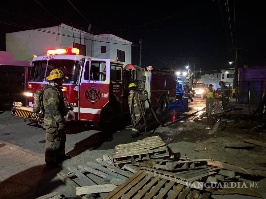 $!Elementos del Cuerpo de Bomberos acudieron al sitio para sofocar el incendio y evitar que se propagara a otras casas.