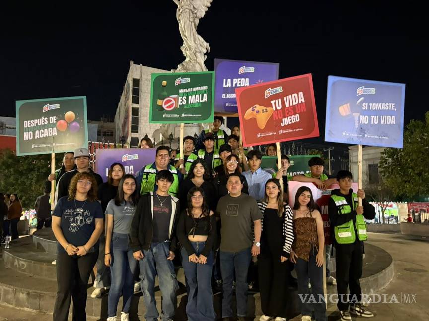 $!Los jóvenes portaron letreros con mensajes preventivos sobre los riesgos de conducir en estado de ebriedad.