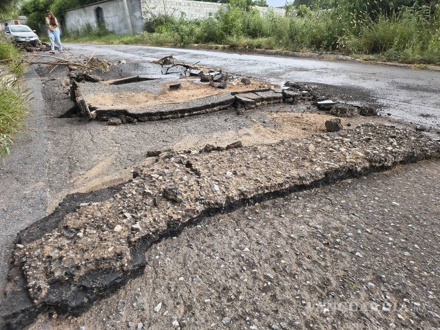 $!Saltillo: Pavimento destrozado en Paseo del Cortijo deja riesgos para automovilistas y vecinos