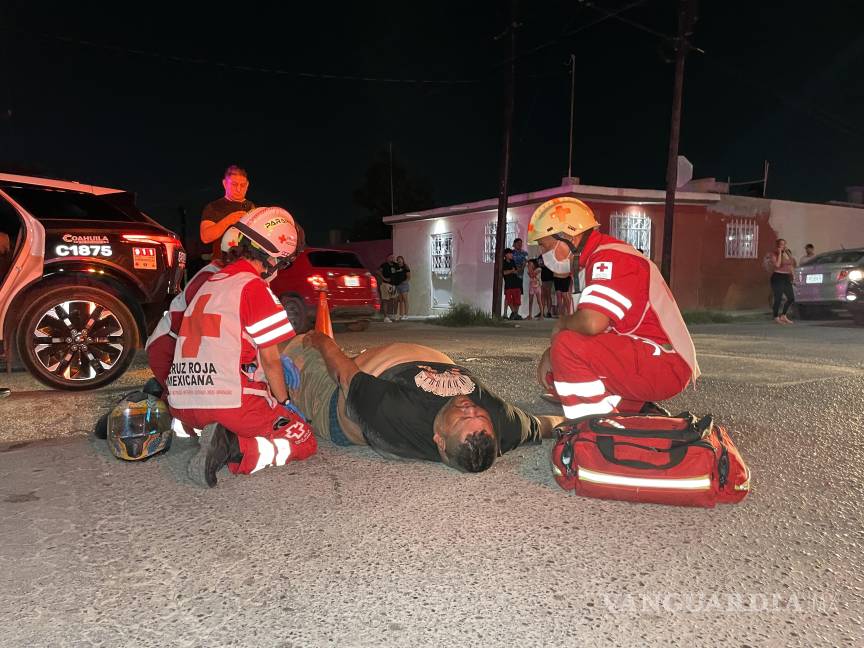 Motociclistas colisionan en la Ignacio Zaragoza; uno de ellos resulta con golpes severos