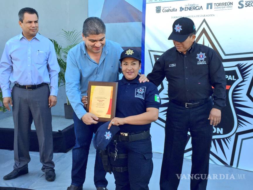 $!Alcalde de Torreón entrega reconocimientos al “policía del mes”