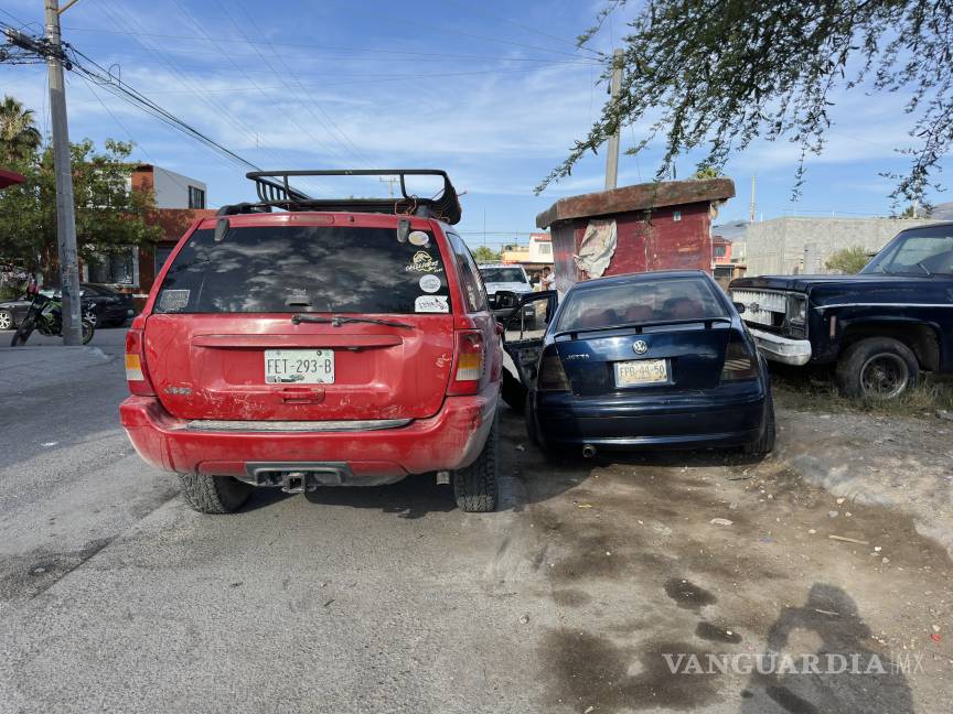 Padre e hijo son prensados por camioneta mientras reparaban su auto en Mirasierra, en Saltillo; están graves