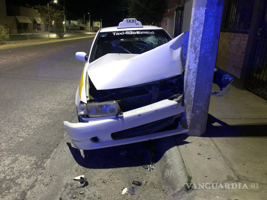 $!Taxista se impacta contra poste en Saltillo