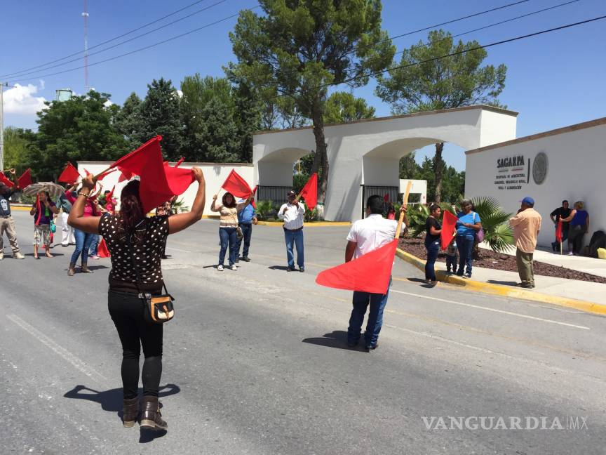$!Bloquean manifestantes vialidad frente a SAGARPA en Saltillo