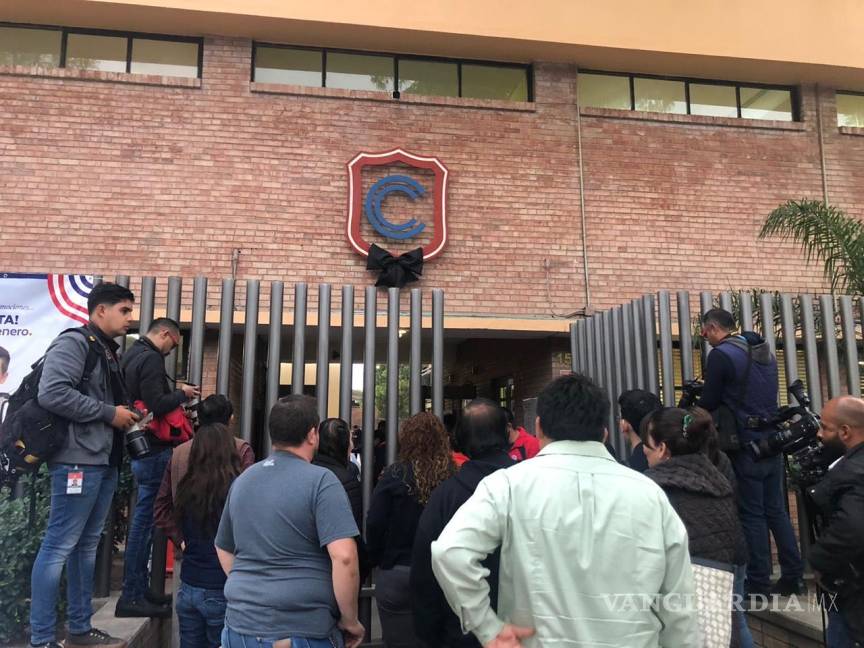 $!Con detector de metales... alumnos del Colegio Cervantes de Torreón regresan a clases después de la tragedia (fotos)