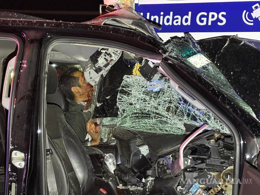 $!Bomberos liberan a conductor, que acabó prensado, tras impactar un transporte de personal.