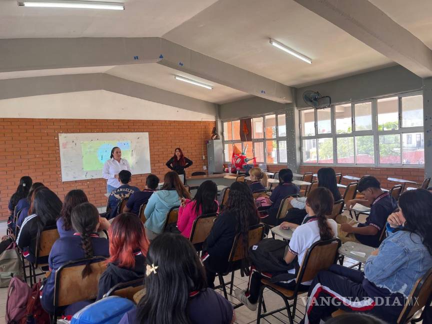 $!Las pláticas se acompañaron de la entrega de materiales impresos con números de emergencia y orientación para contactar a la Unidad de Atención a Víctimas de Saltillo.