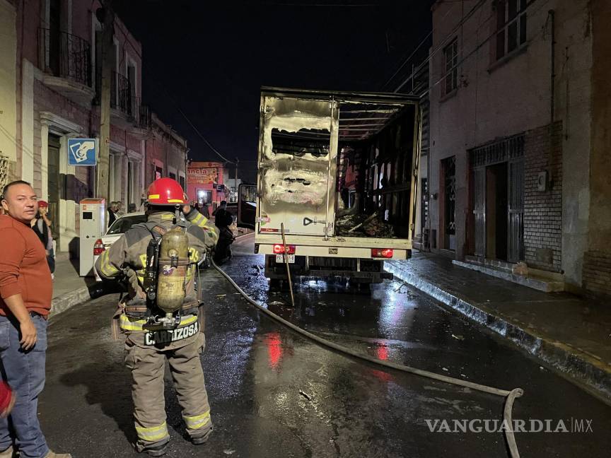 Se incendia camión de ‘Santa Claus’ en Saltillo: llevaba juguetes y ropa