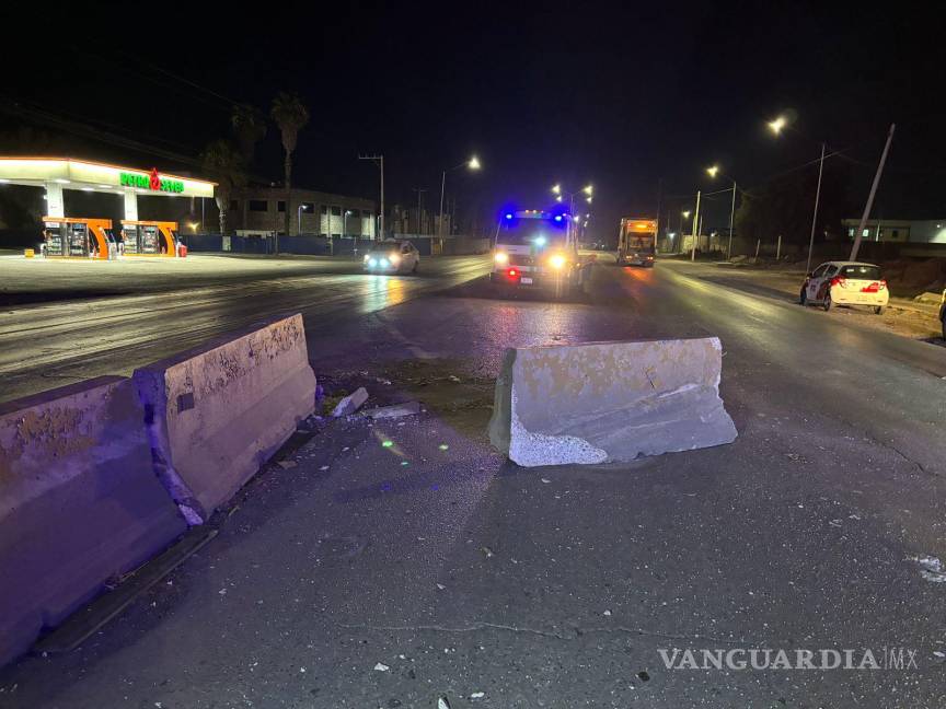 $!El muro de contención quedó dañado y bloqueó parcialmente un carril de alta velocidad.