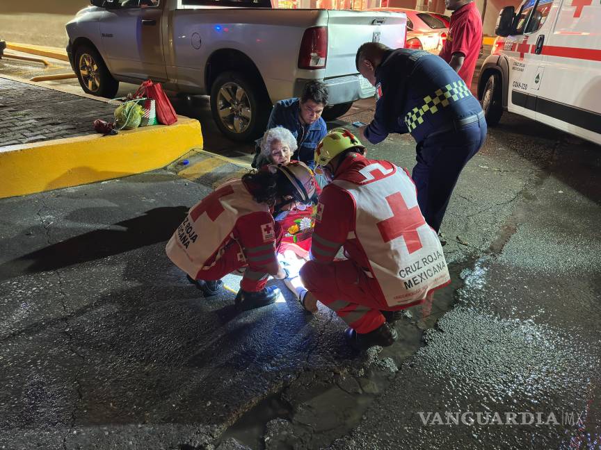 Adulto mayor resulta herida en accidente automovilístico en colonia La Estrella, en Saltillo