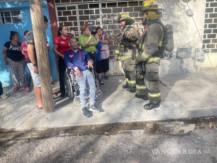 Vecinos rescatan a adulto mayor de incendio en su casa, en Saltillo