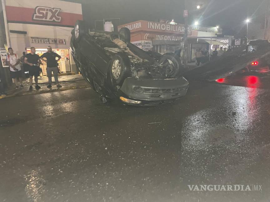 Bache ‘invisible’ origina volcadura en Saltillo; lo confundieron con charco de agua