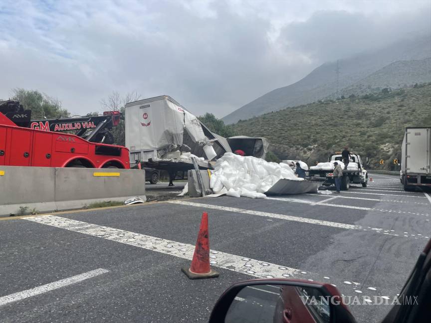 Queda prensado trailero en carretera Parras-Paila