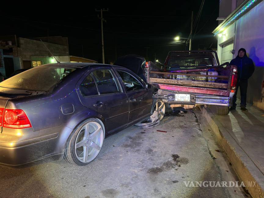 $!El conductor del Volkswagen Jetta aseguró no haber sufrido lesiones tras el aparatoso accidente.