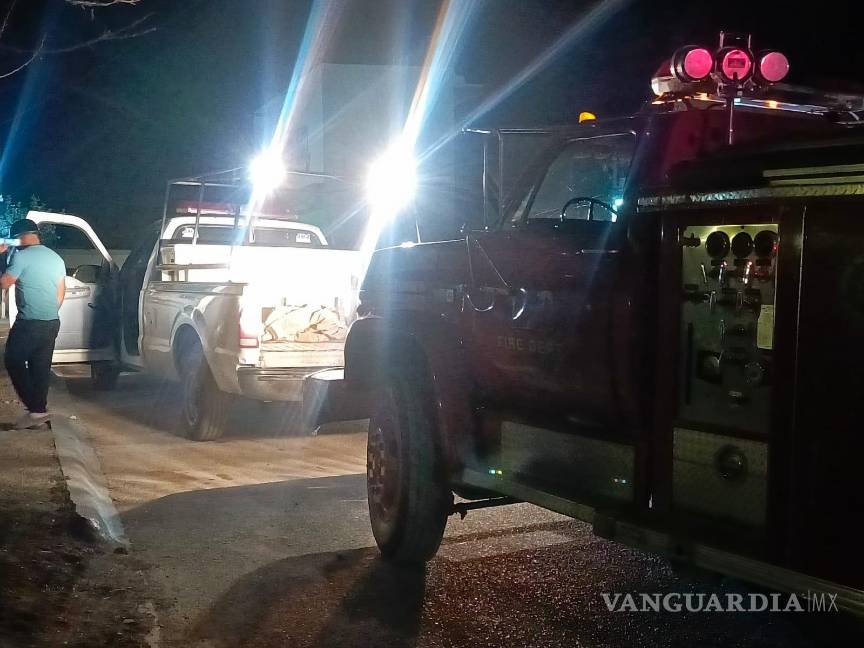 $!Los bomberos aseguraron el área para evitar que el gas acumulado dentro de la vivienda causara un accidente.