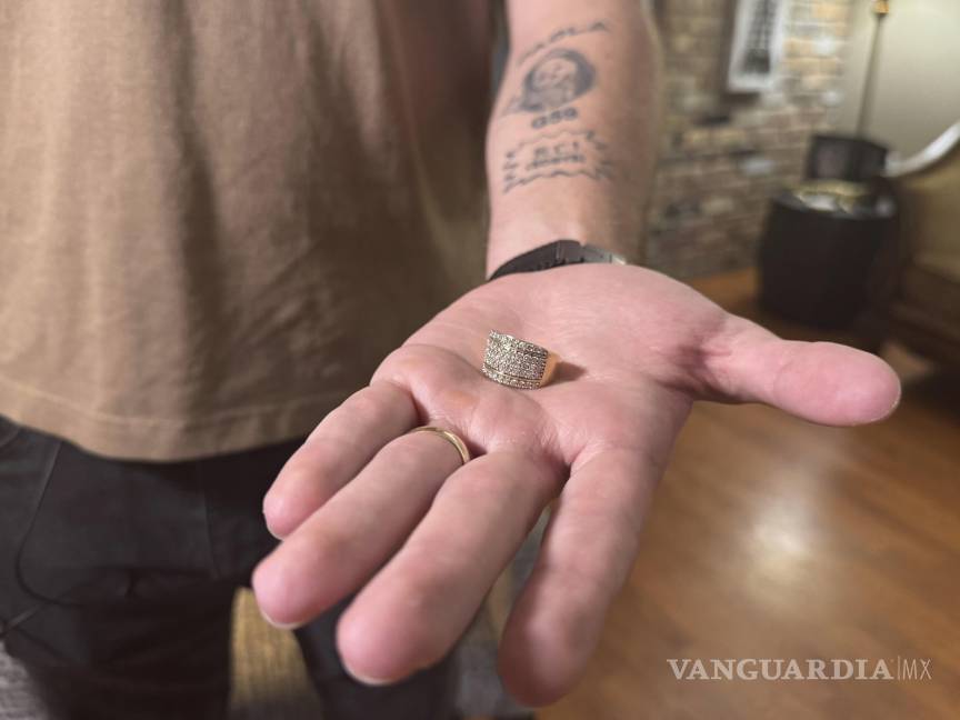 $!El veterano del Cuerpo de Marines de EE. UU., Adrian Clouatre, sostiene el anillo de bodas de su esposa Paola. Ella se lo regaló tras ser arrestada por agentes del ICE.