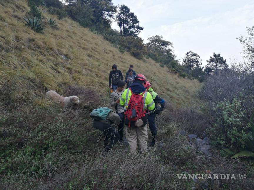 $!Rescatan a cinco hombres extraviados en la Sierra de Zapalinamé en Saltillo