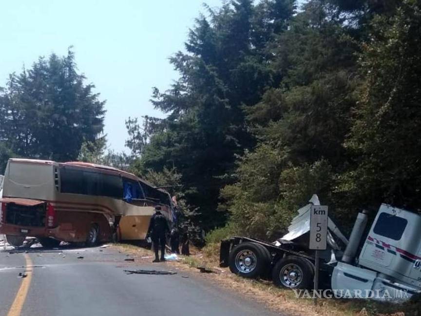 $!Pipa impacta autobús de staff de Marco Antonio Solís; hay un muerto