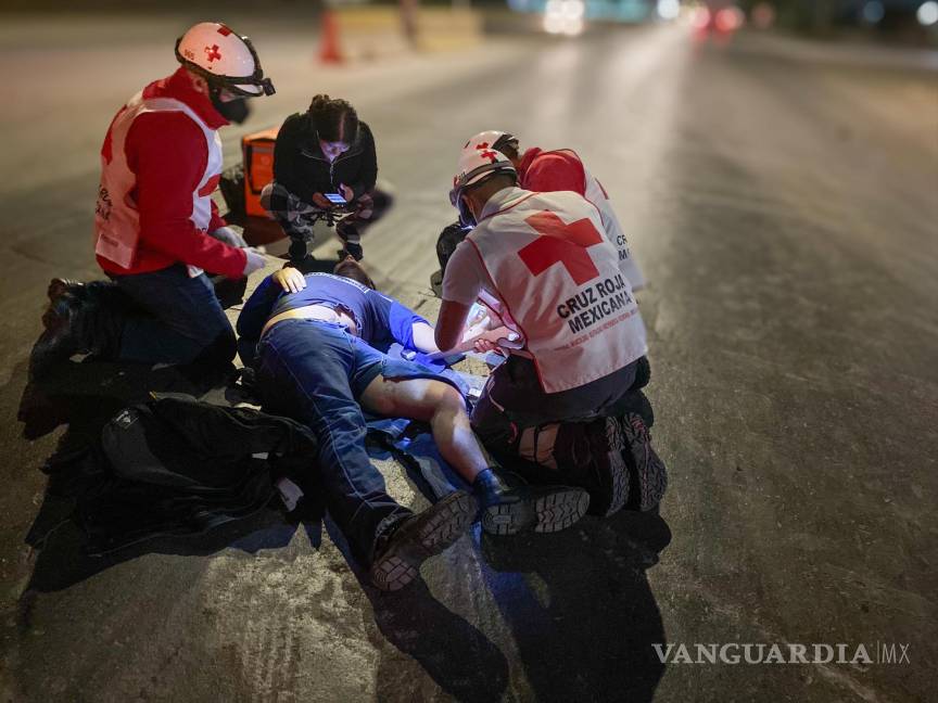 $!Socorristas y policías atendieron la emergencia generada por el choque que dejó a un motociclista herido.