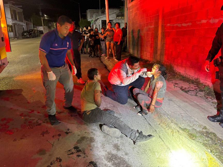 $!El conductor y su acompañante lograron salir del vehículo con quemaduras y fueron atendidos por paramédicos en el sitio.