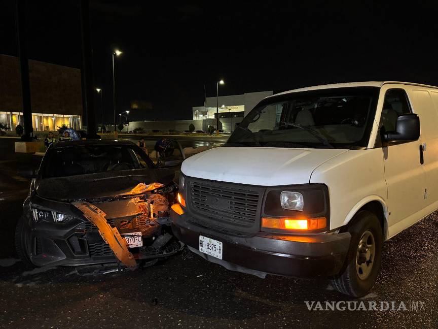 Percance vial en bulevar Venustiano Carranza deja daños materiales y caos momentáneo