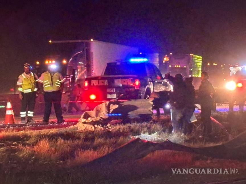 $!Personal de emergencias acudió al lugar del accidente, pero no logró salvar a las dos víctimas del tractocamión volcado.