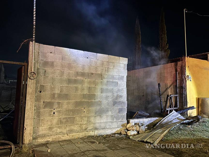 $!Vecinos intentaron apagar el fuego antes de la llegada de los bomberos, pero la intensidad de las llamas lo hizo imposible.