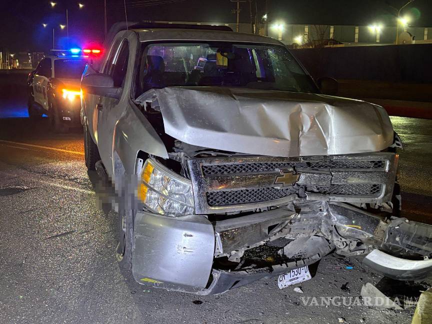 $!La camioneta Chevrolet 2500 quedó severamente dañada tras el impacto por alcance.