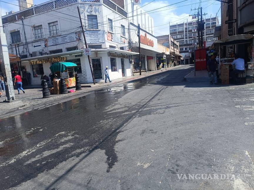 $!Comerciantes denuncian que llevan casi una semana aspirando el hedor de las aguas negras sin que nadie atienda el problema.