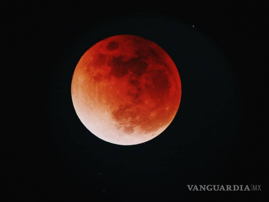 $!La Luna de Sangre ocurre cuando la Tierra se interpone entre el Sol y la Luna.