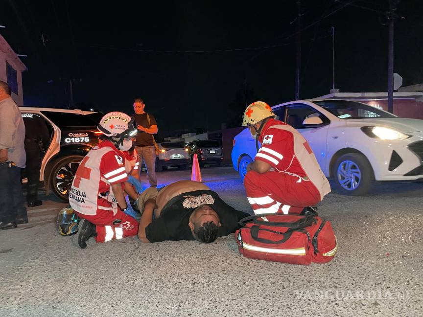 Motociclistas colisionan en la Ignacio Zaragoza; uno de ellos resulta con golpes severos
