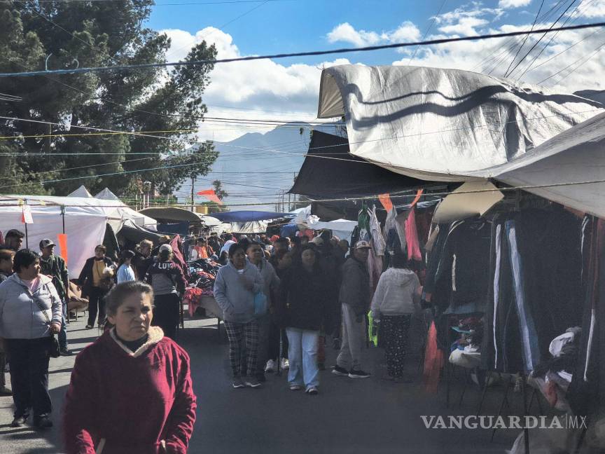 $!A pesar de los ventarrones, los comerciantes salieron a poner sus puestos.