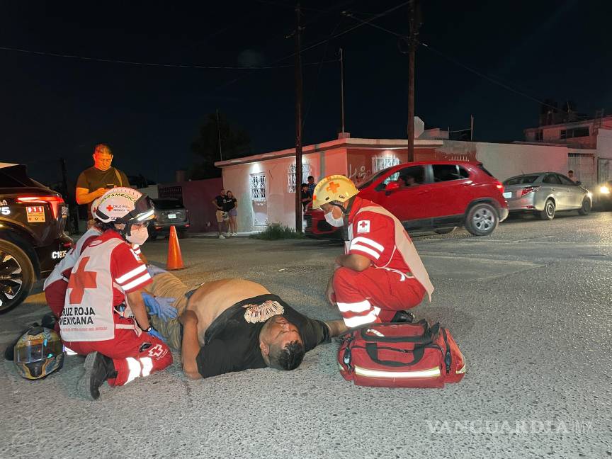 Motociclistas colisionan en la Ignacio Zaragoza; uno de ellos resulta con golpes severos