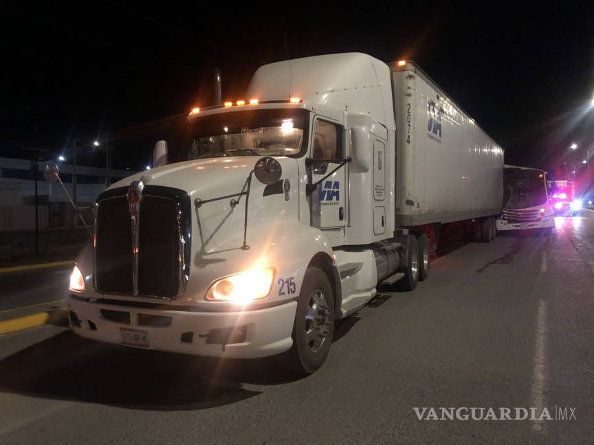 $!Conductor de camión de transporte de personal termina prensado al chocar contra tráiler en Saltillo