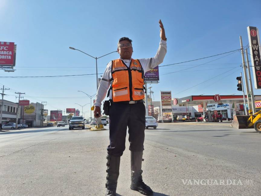 $!Oficiales de tránsito en pleno operativo de vigilancia durante la temporada decembrina.