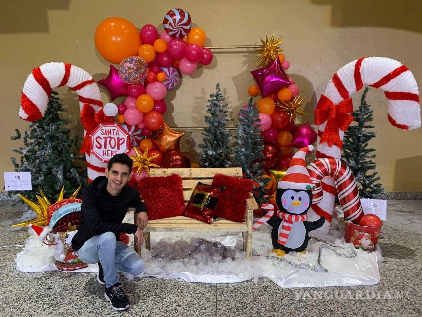 El arte y negocio de decorar pinos de Navidad persiste en Saltillo