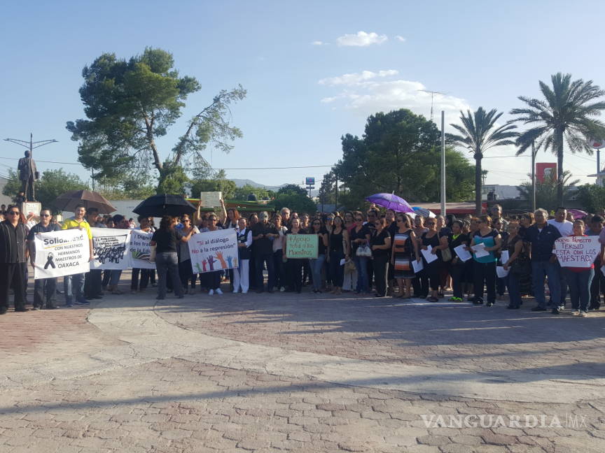 $!Maestros protestan contra la Reforma Educativa en la Plaza del Magisterio de Monclova