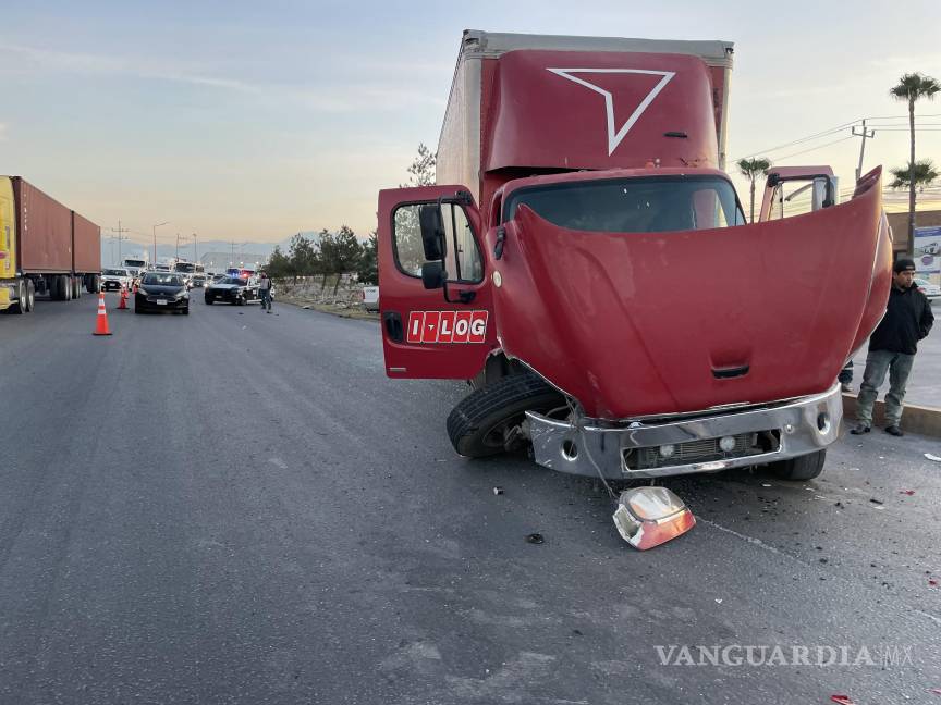 Camión de carga embiste a cuatro vehículos, en Ramos Arizpe