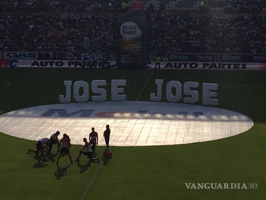 $!La ocasión que el mundo del futbol homenajeó a José José