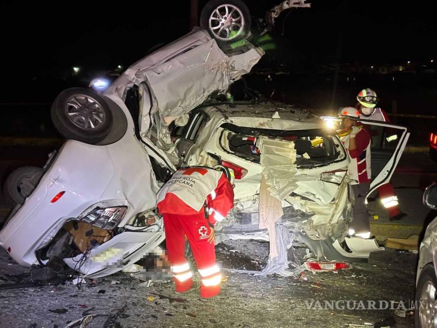 $!Paramédicos rescataron a un joven con vida del automóvil compacto, quien fue llevado de urgencia a un hospital.