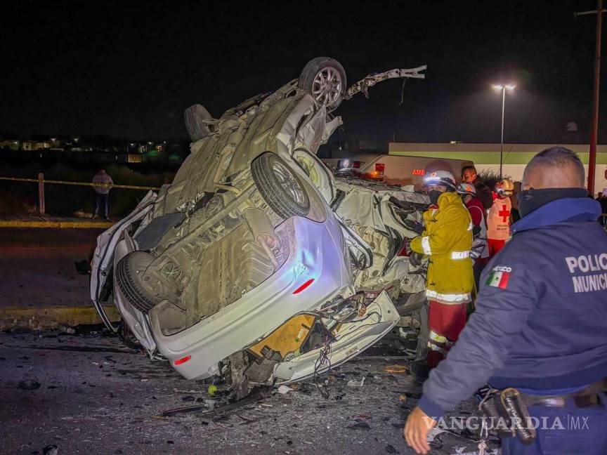 $!El Chevrolet Beat terminó sobre una SUV tras perder el control en una curva en el bulevar Emilio Arizpe de la Maza.