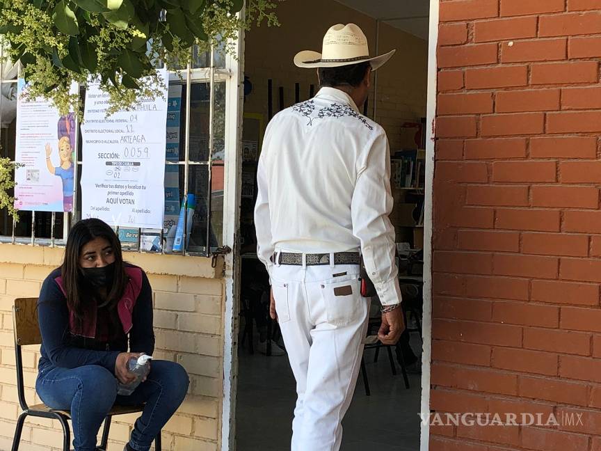 Vota adulto sin cubrebocas en Arteaga; es obligatorio, pero ciudadano rechaza su uso