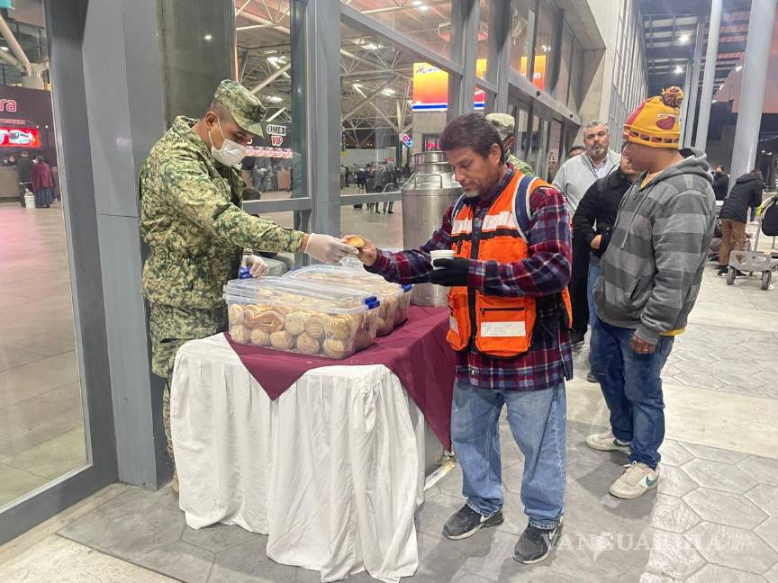 Soldados reparten café y pan en la Central de Autobuses de Monterrey ante bajas temperaturas