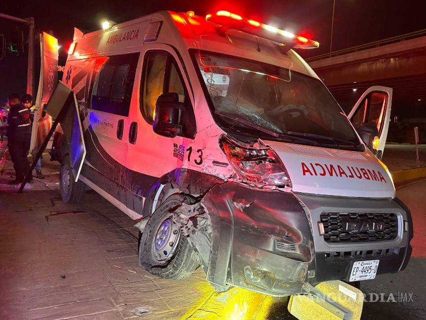 $!La ambulancia fue proyectada contra el camellón central luego de ser impactada por una camioneta que no respetó el paso en una intersección.