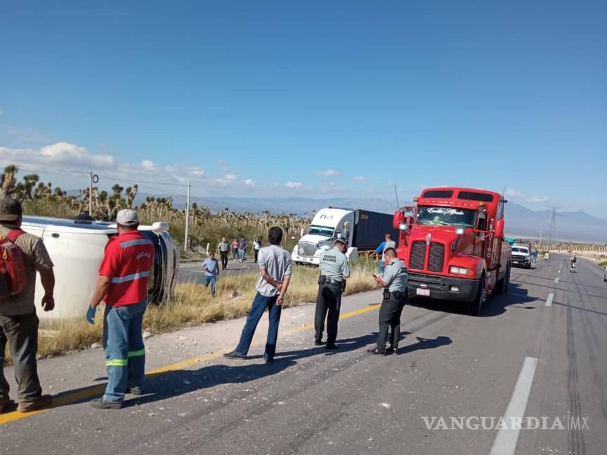 Volcadura de autobús deja ocho pasajeros heridos en carretera Saltillo-Zacatecas; conductor dormitó