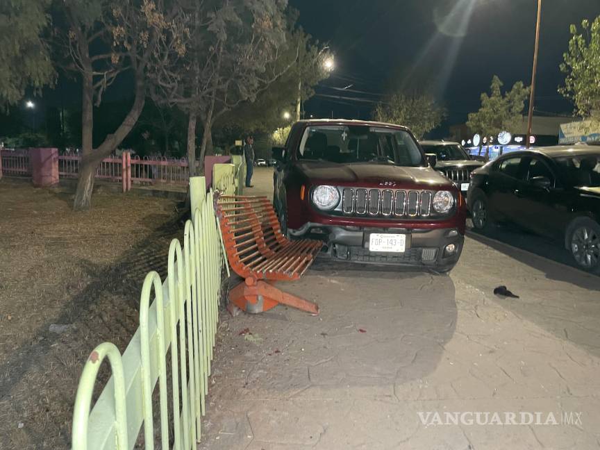 Conductor sube a la banqueta y embiste a dos mujeres, en Saltillo