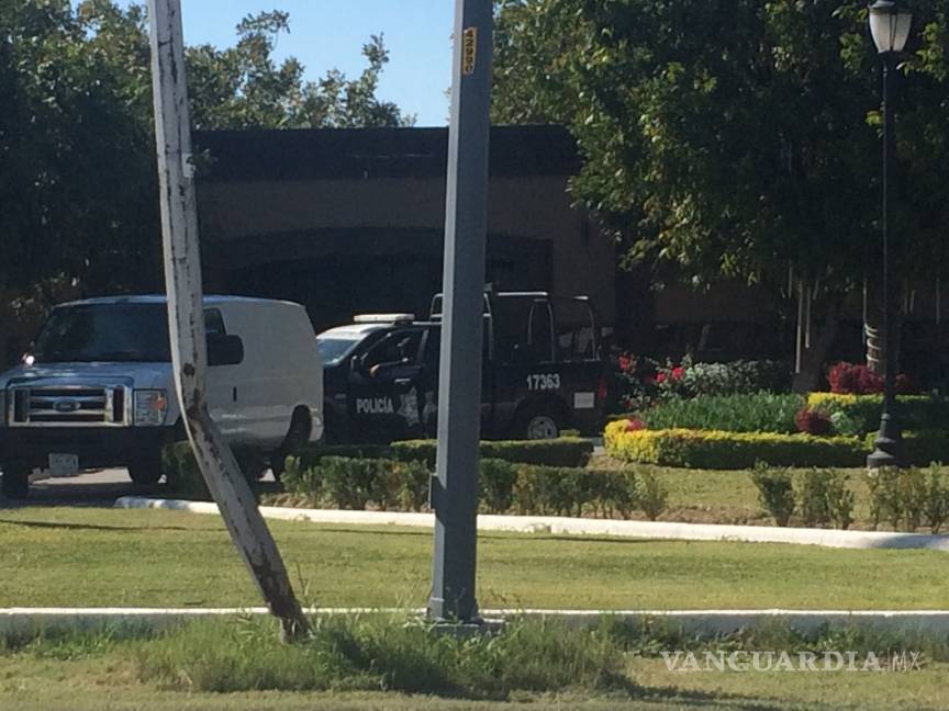 $!Catean federales residencia del dueño de la televisora RCG en Saltillo