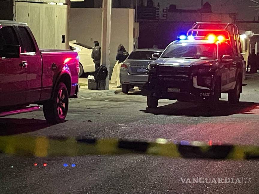 $!La vivienda quedó acordonada mientras peritos recababan evidencias en la escena.